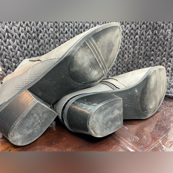 300. Simply Vera Vera Wang Skylark Women's Ankle Boots 10M - Picture 3 of 7